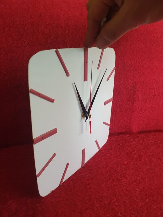 Стенен часовник!