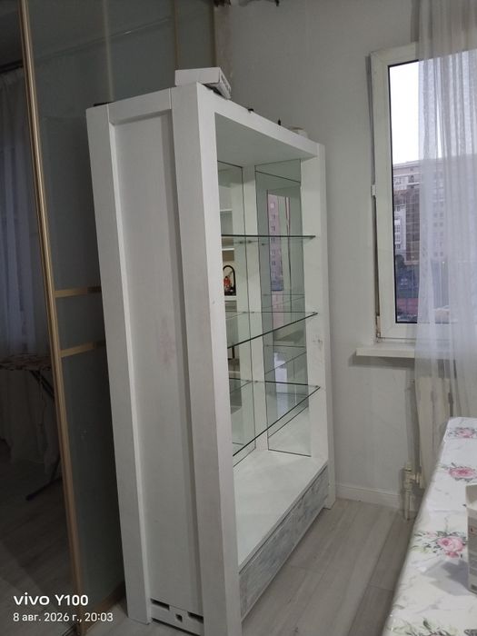 Продам  шкаф-витрину  дерево