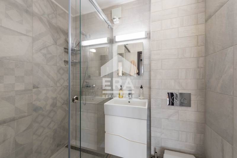 Двуетажна обзаведена къща за продажба, с голям двор, гараж и барбекю,