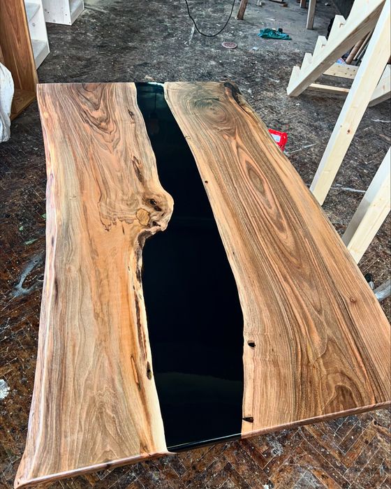 Трапезна маса от орех и епоксидна смола