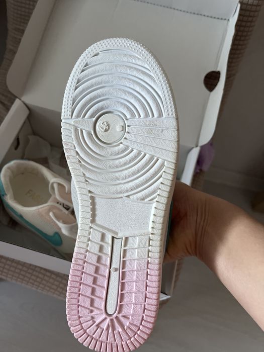 Продам кроссовки