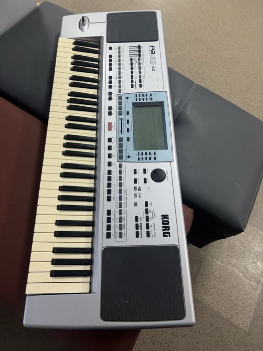 Синтезатор KORG.