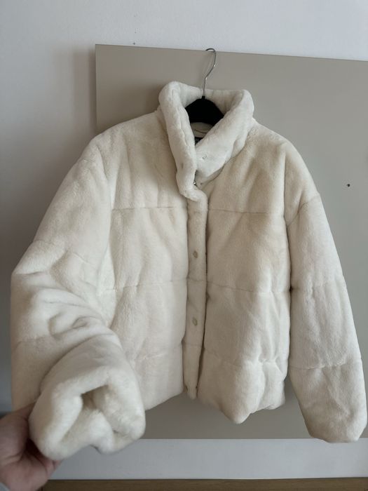 Пухено, бяло палто Zara
