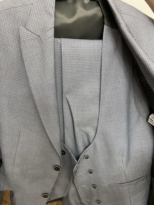 Продам костюм тройка