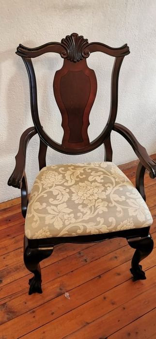 Трапезна маса със столове.