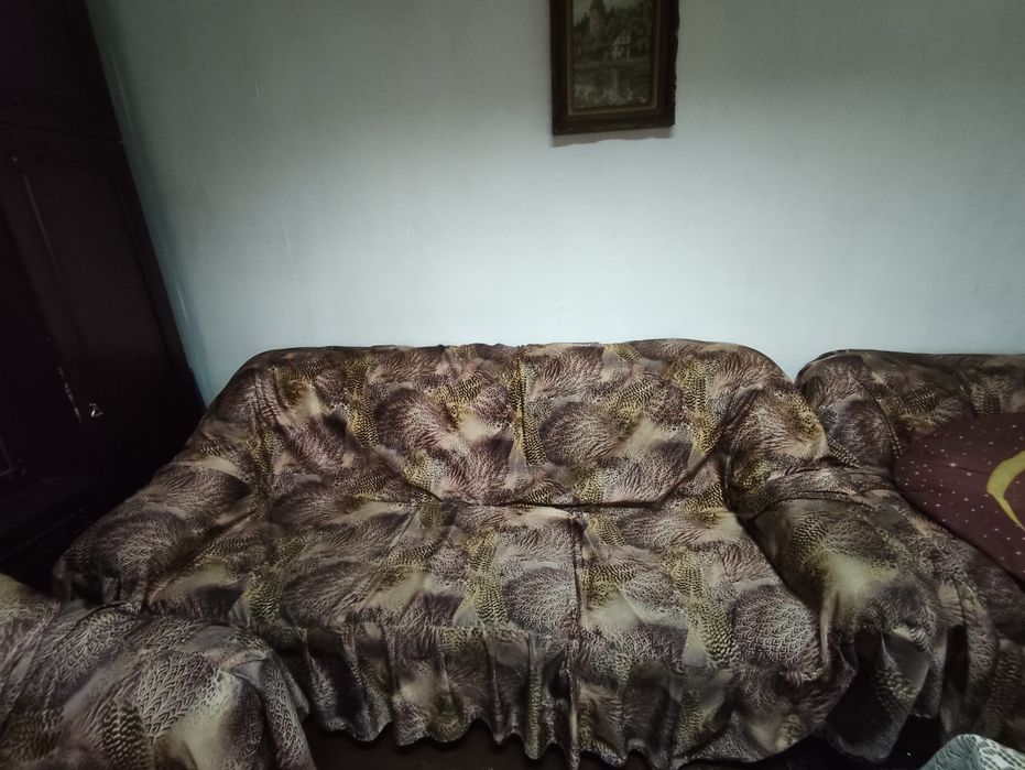 Холова гарнитура – разтегателен диван + 2 фотьойла + покривала