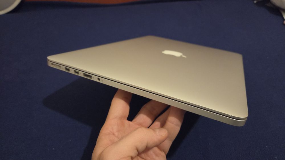 Macbook Pro 2015 mid Intel Core i7 2.2Ghz 16gb DDR, 256gb Hard