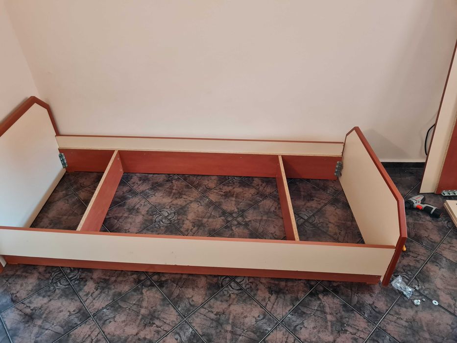 Легла за еднолицеви матраци или подматрачна рамка с или без матрак.