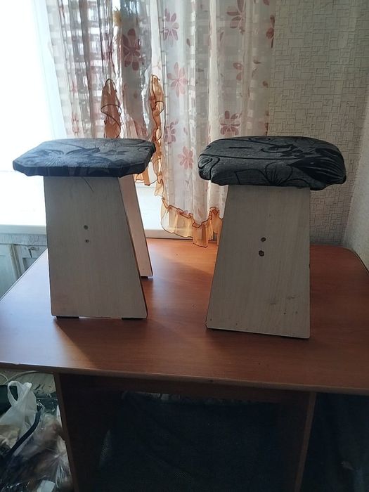 Стол и две табуретки