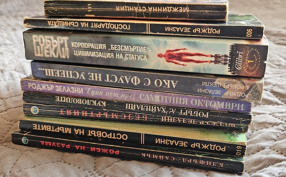 Книги фантастика- Саймък, Хайнлайн, Симънс и др.