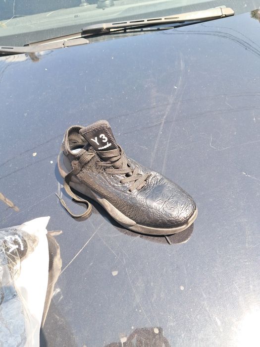 Vând 2 perechi de adidași puma și y3