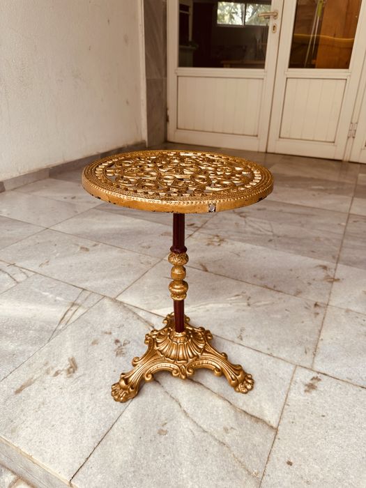 Декоративна ретро масичка в бароков стил – метална, златиста