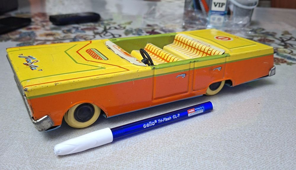 Жестяная игрушечная машинка «Радуга» советского производства.