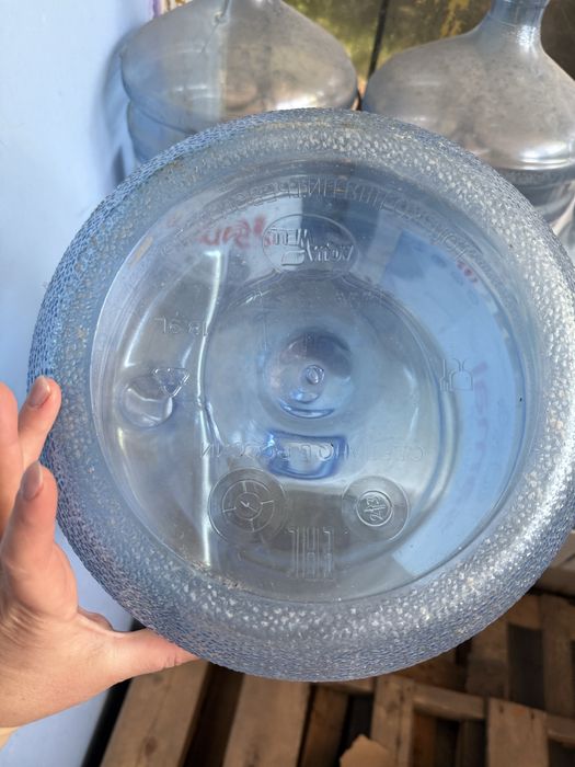 Продам бутылки 19 литров