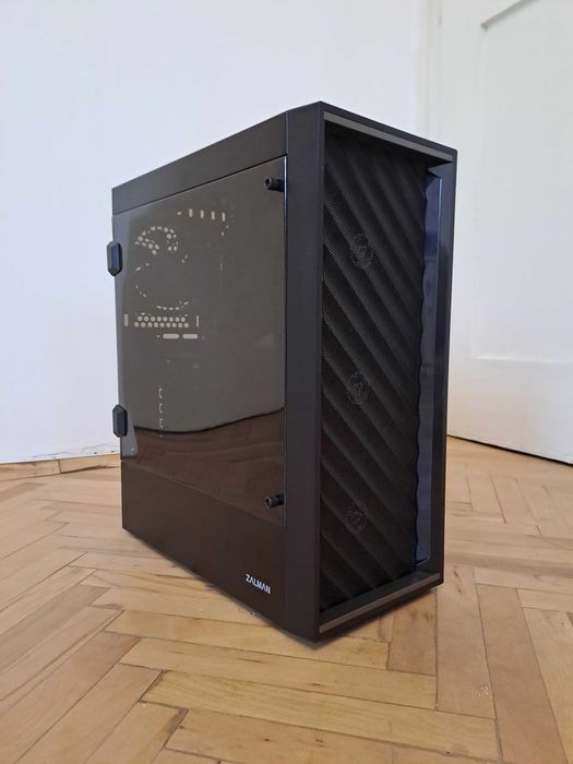 Геймърски компютър с стилен дизайн.