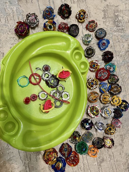 Волчки бейблейд с пускателями и ареной