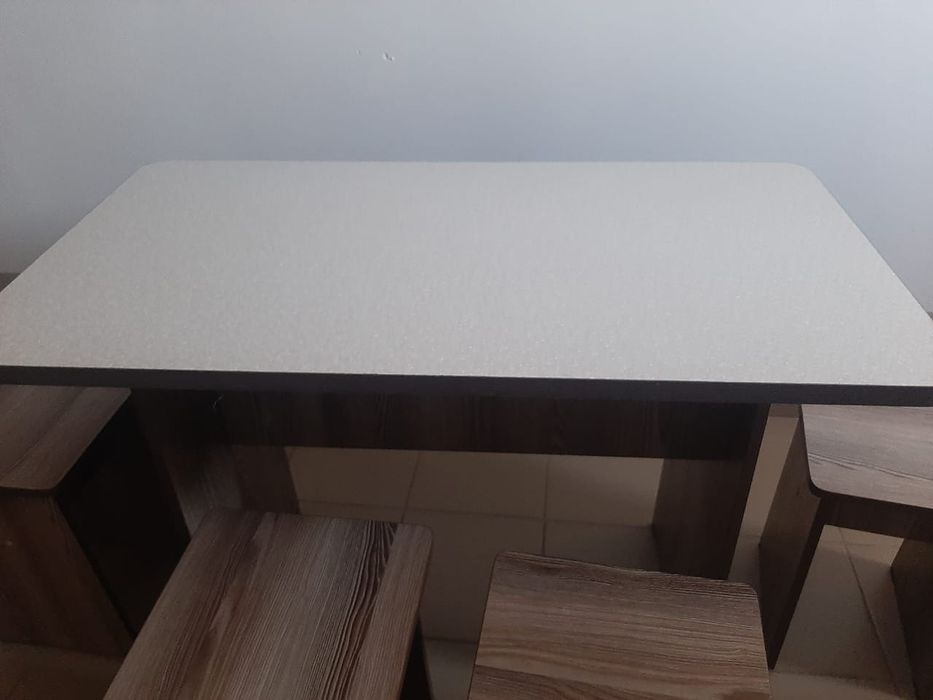 Продам стол и 4 табуретки