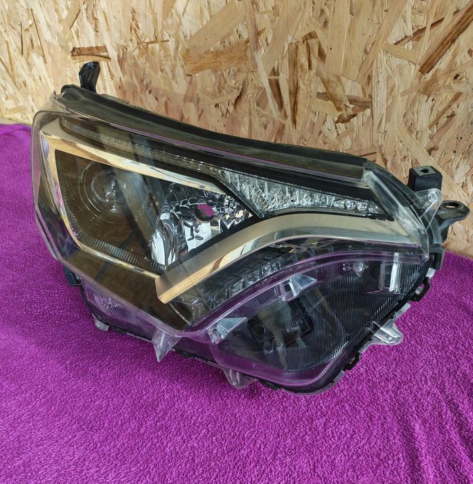 Фара Toyota Rav4 A4 рестайлинг правая