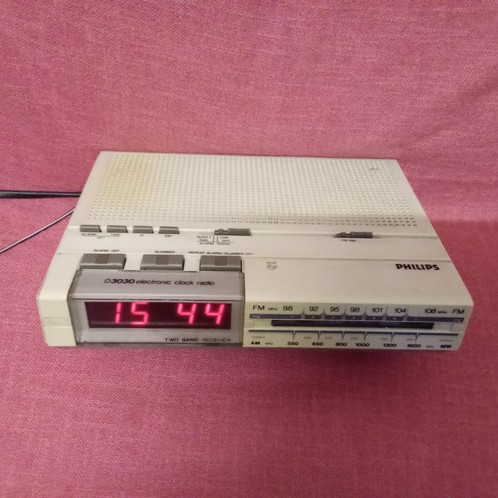 Ceas deșteptător cu radio.