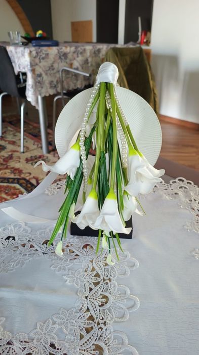 buchet mireasă din flori calla și perle albe