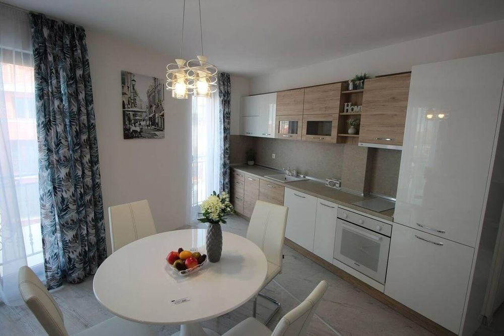 Дава се под наем Двустаен апартамент в Бургас, Център - 75 кв.м за 714 € - Снимка #1