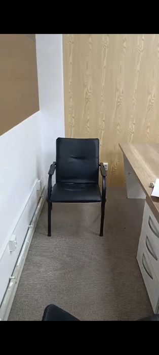 Продам офисный стол с тумбочками, Стулья кресло