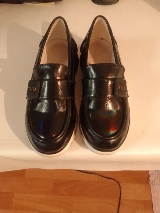 Продам новые туфли для девочки