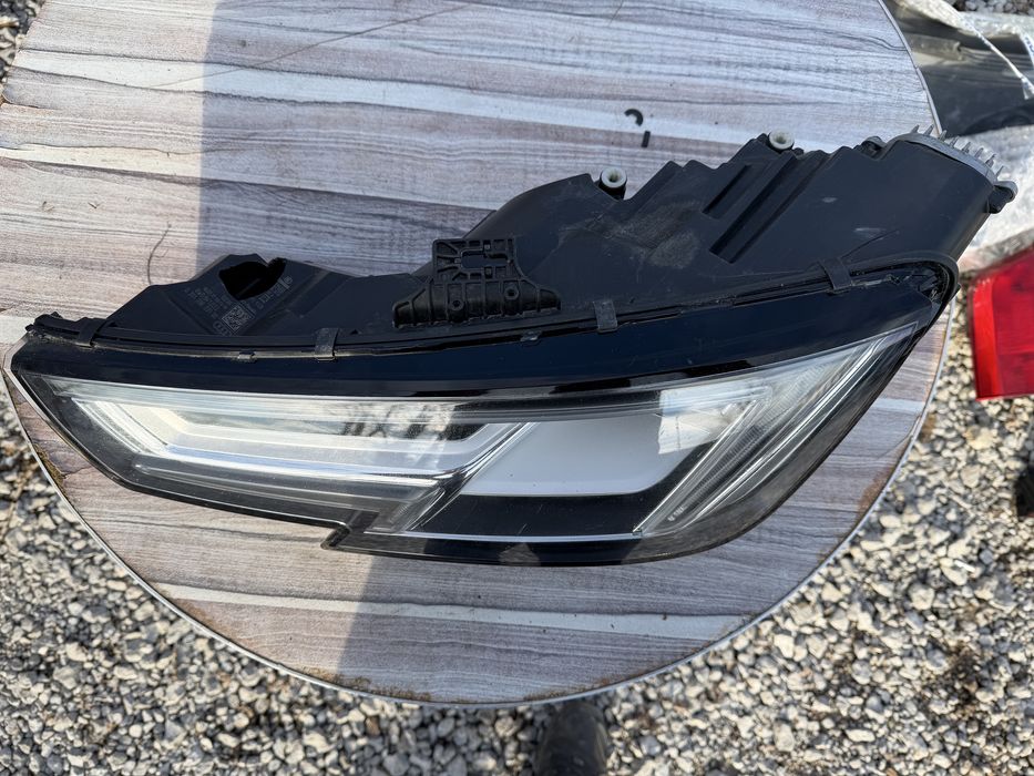 Фар Audi A4 B9