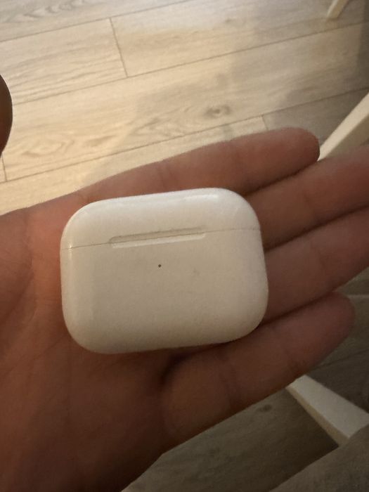 Продавам СПЕШНО Айфон СЕ 2020 и ОРИГИНАЛНИ слушалки Еърподс 3 !!