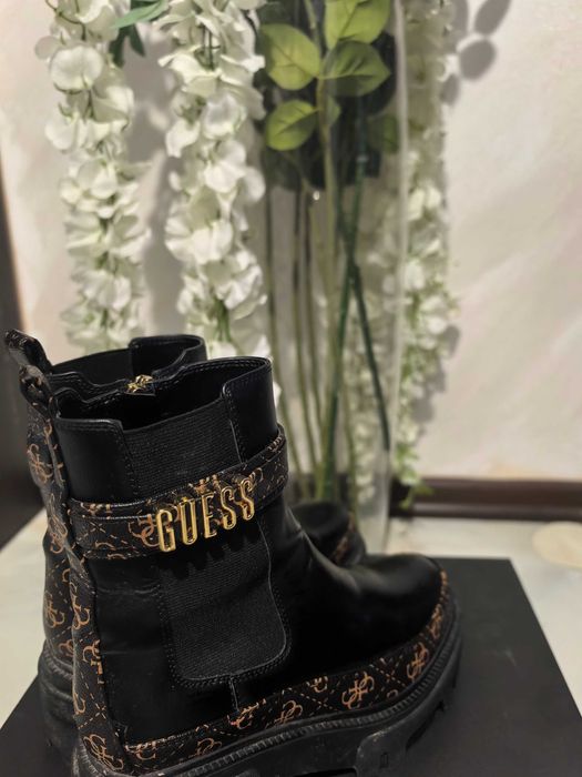 боти        Guess