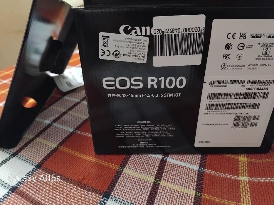 Продавам  фотоапарат- Canon EOS R100 RF-S 18-45 mm F4.5-6.3 IS STM KIT