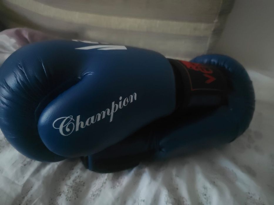 Продам две пары боксёрский перчаток