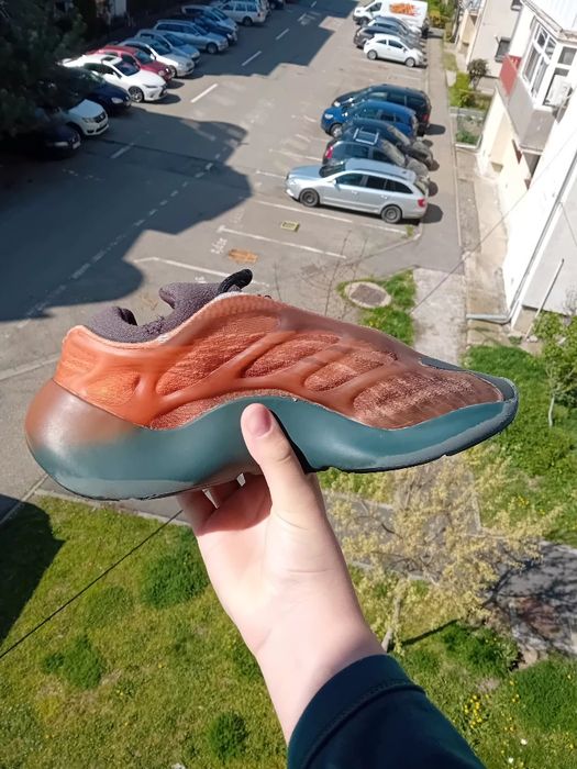 Yeezy 700 V3 ,, Copper Fade"