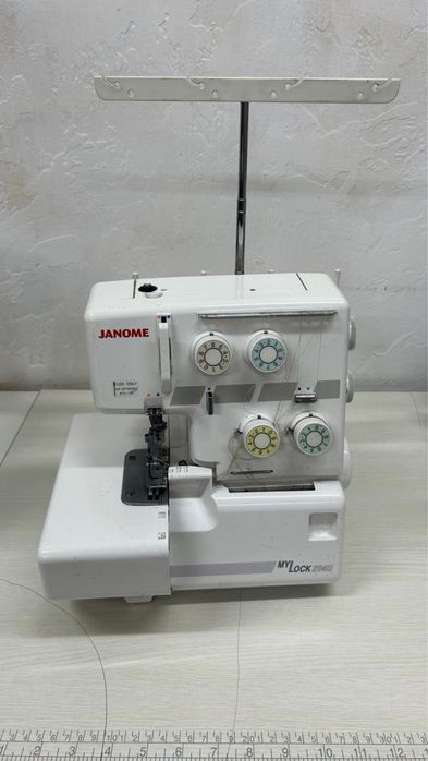 Продается оверлок Janome