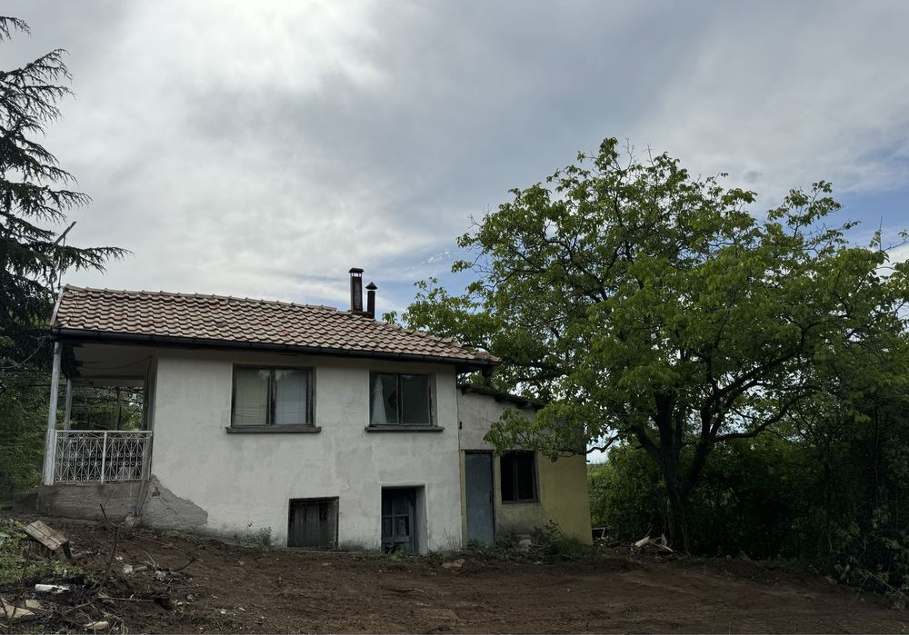 Просторен парцел с къща в землището на село Люляк с ток и вода