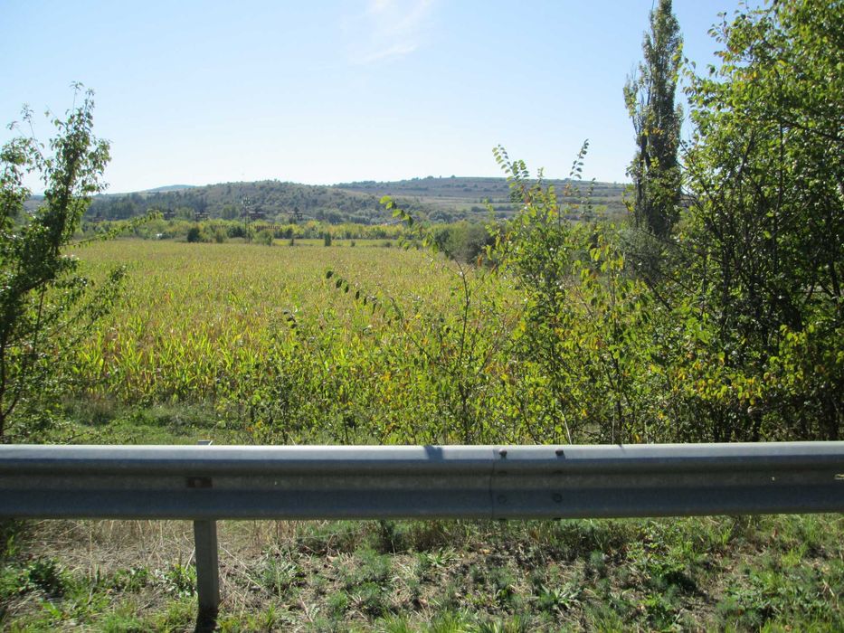 Продавам имот в землището на село Горна Малина  директно до главен път