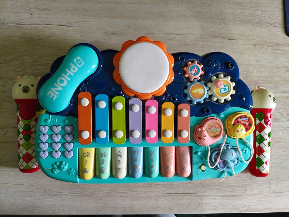 Игрушки в очень большом ассортименте(преимущественно деревянные)