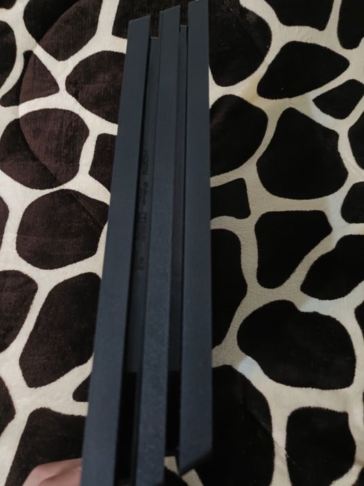 PS 4 pro cu fifa 24 și o consolă