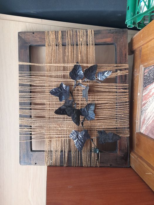 Дървени рамки с декорация от листенца ковано желязо