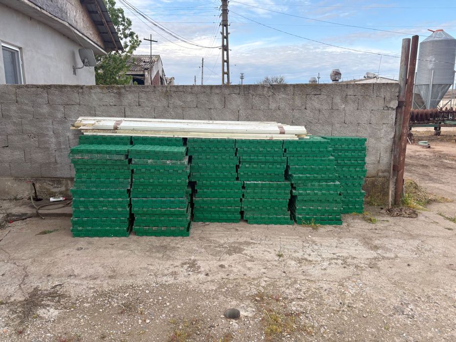 Vând 300 bucăți plăci PODELE din plastic + inaltatoarele, pt zona fatare purcei