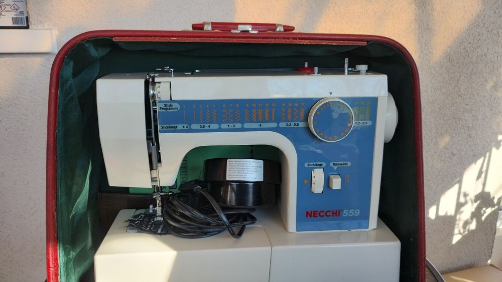 Отлично работеща шевна машина.