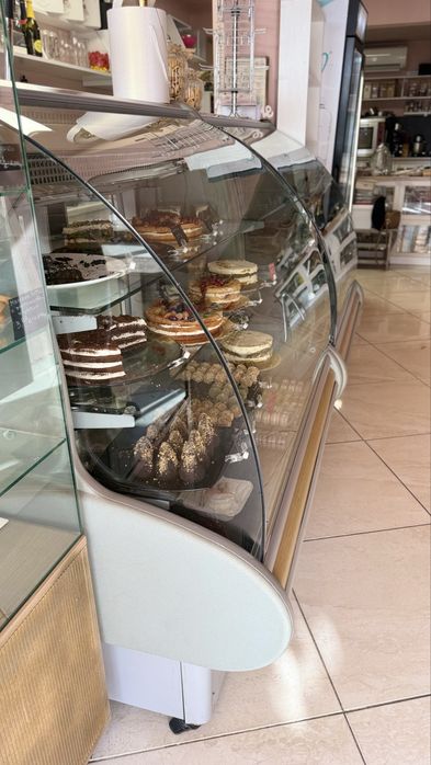 Хладилна витрина сладкарска