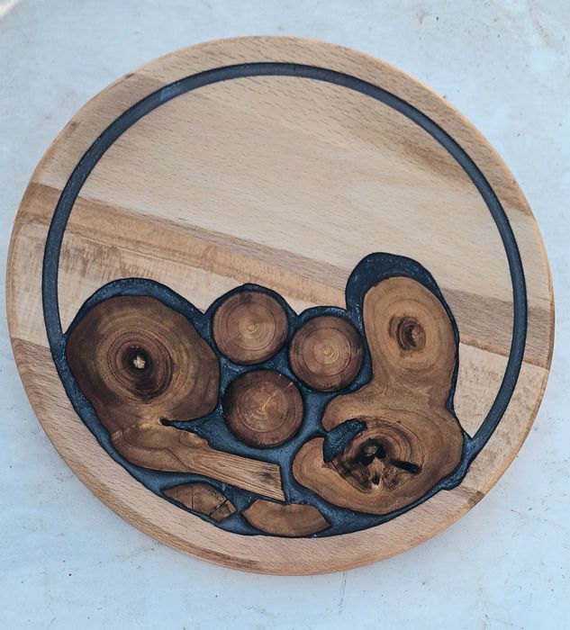 Дъска за мезета от дърво и епоксидна смола.