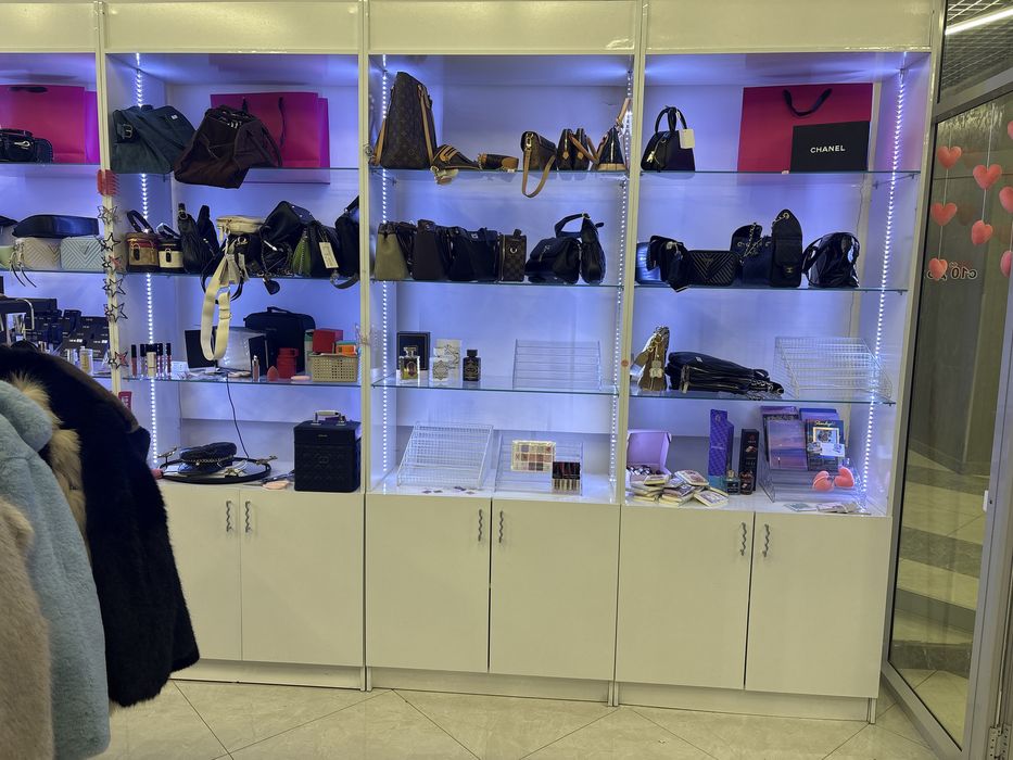 Стеллажи витрины