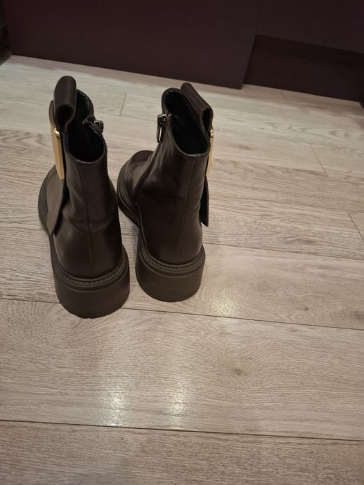 Елегантни дамски боти