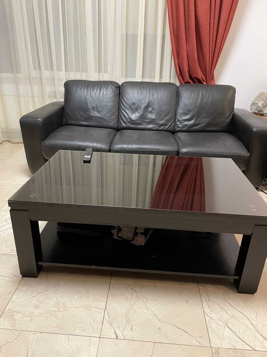 Vand set canapele piele, masa si 4 scaune