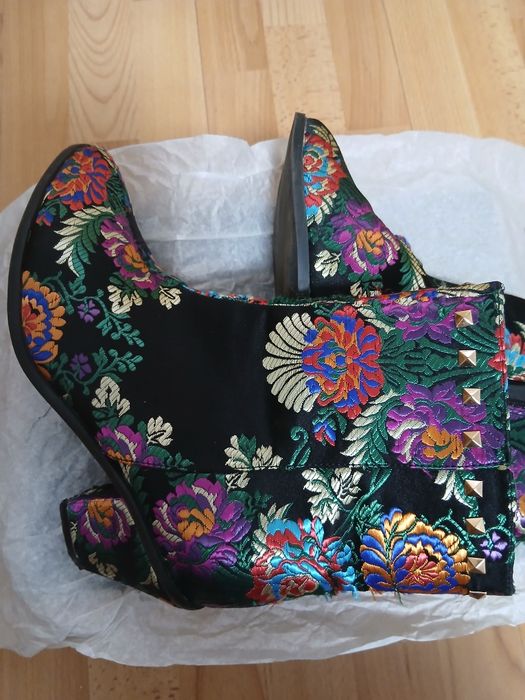 Botine cu broderie cusută manual ptr.damă