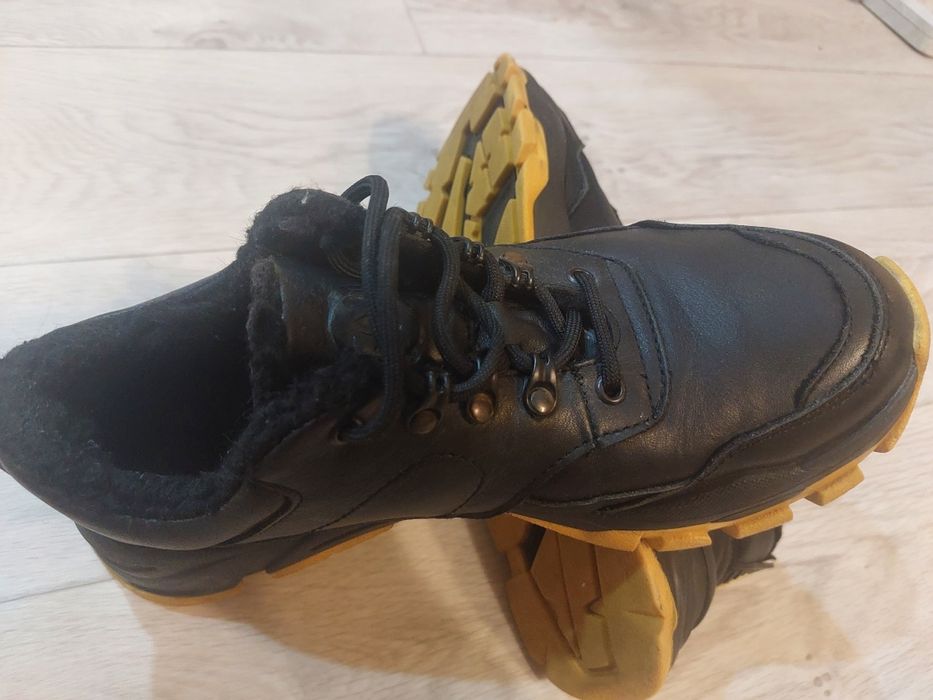 Продам зимние ботинки