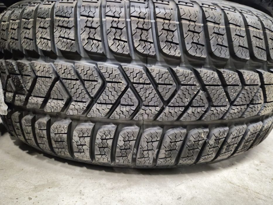 4 anvelope iarna noi Pirelli 215 55 17