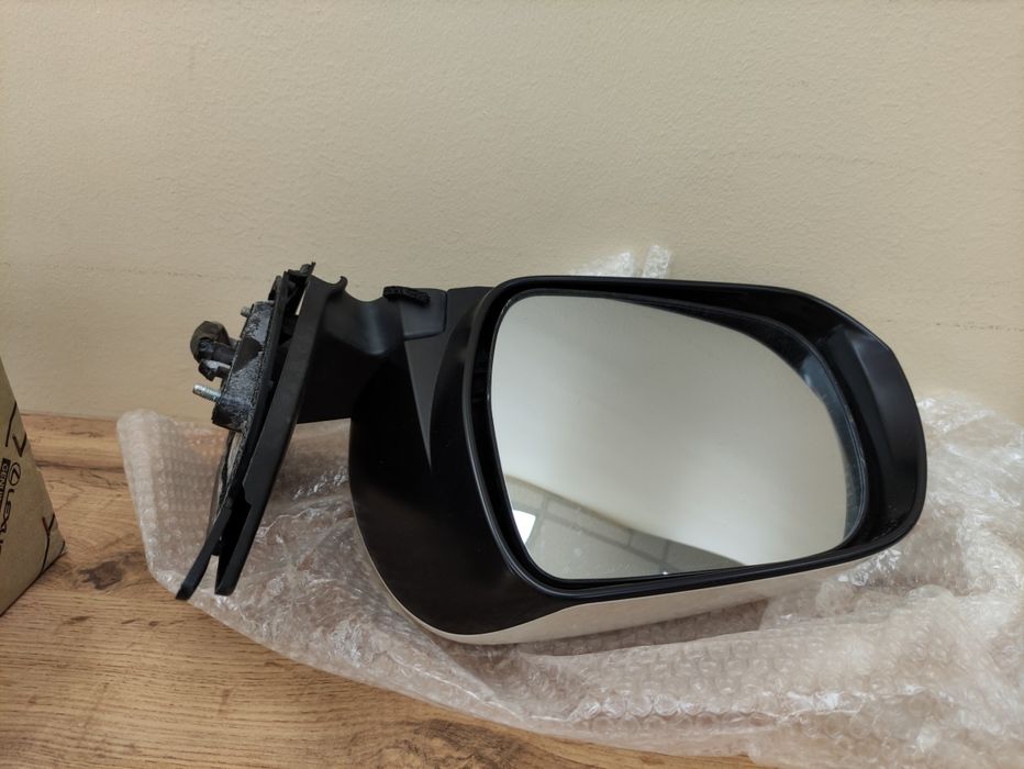 Продам левое зеркало Toyota Highlander